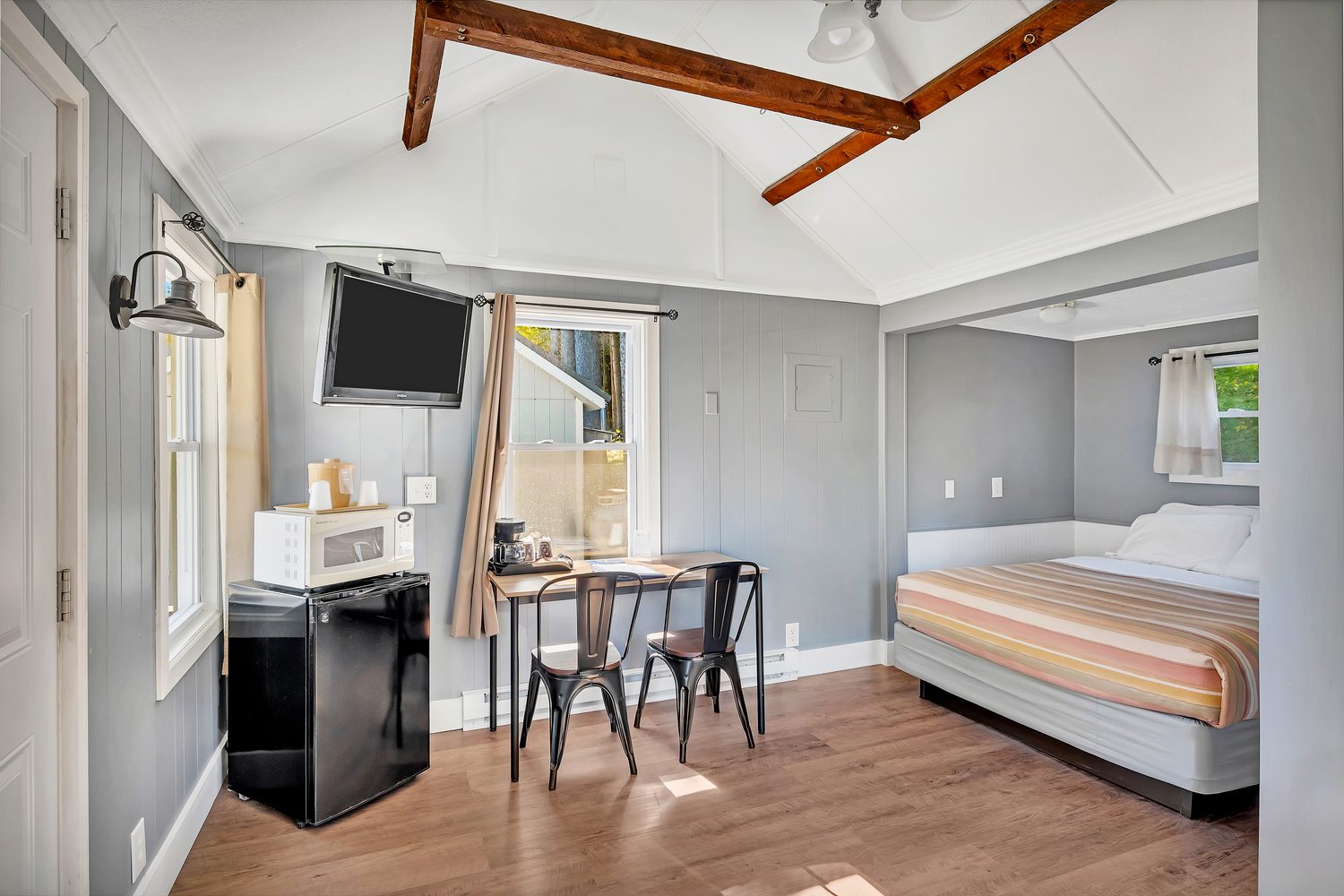 Main room, with the queen bed